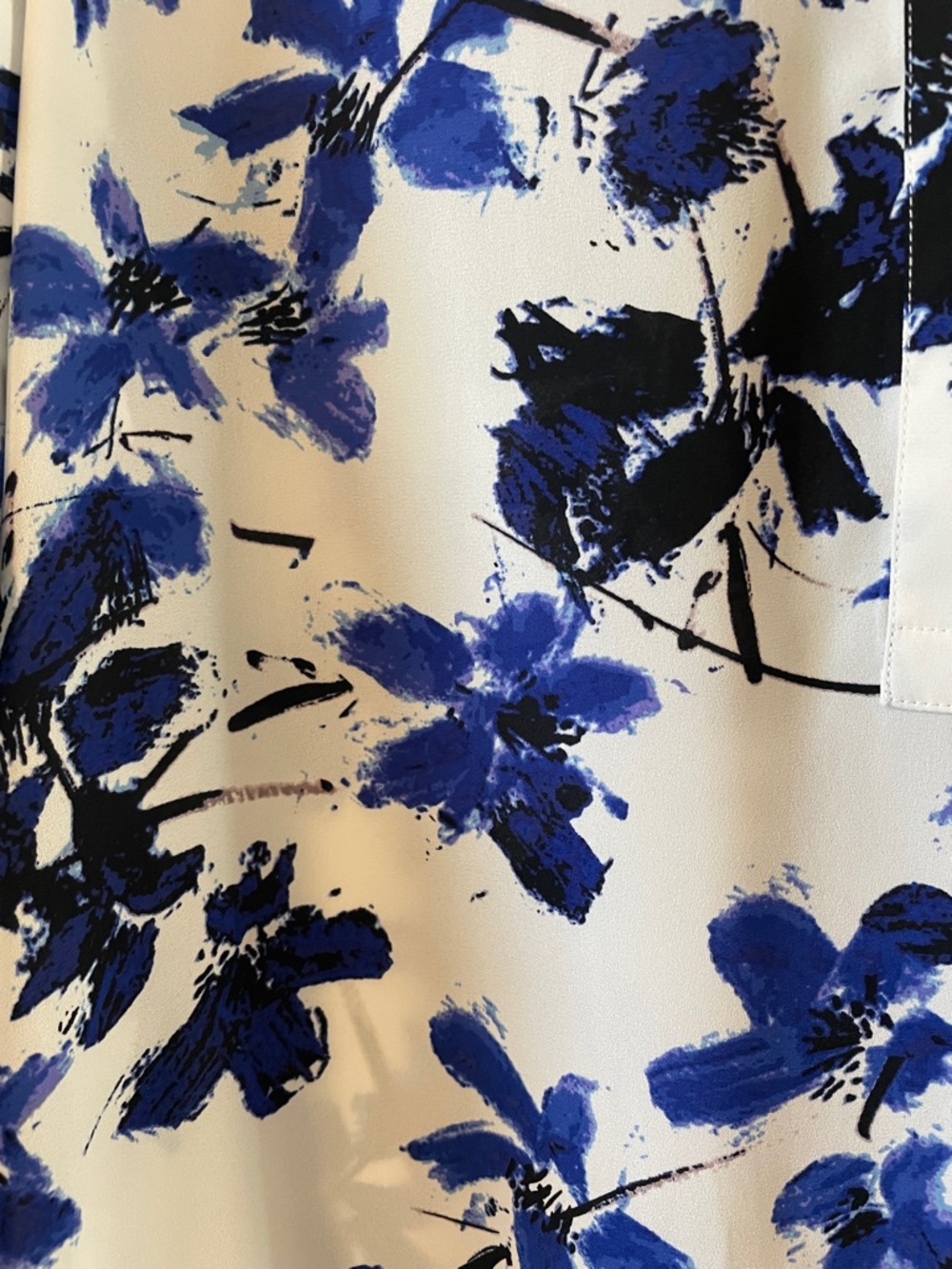 NYDJ Women’s Blue Floral Split-Neck Popover Blouse - Picture 3 of 6